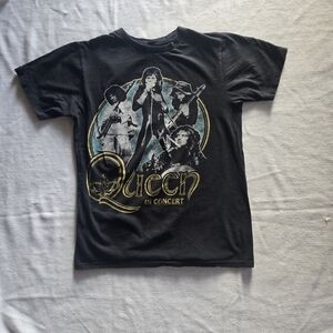Que Black Queen In Concert Graphic Tee with Gold & Teal Print